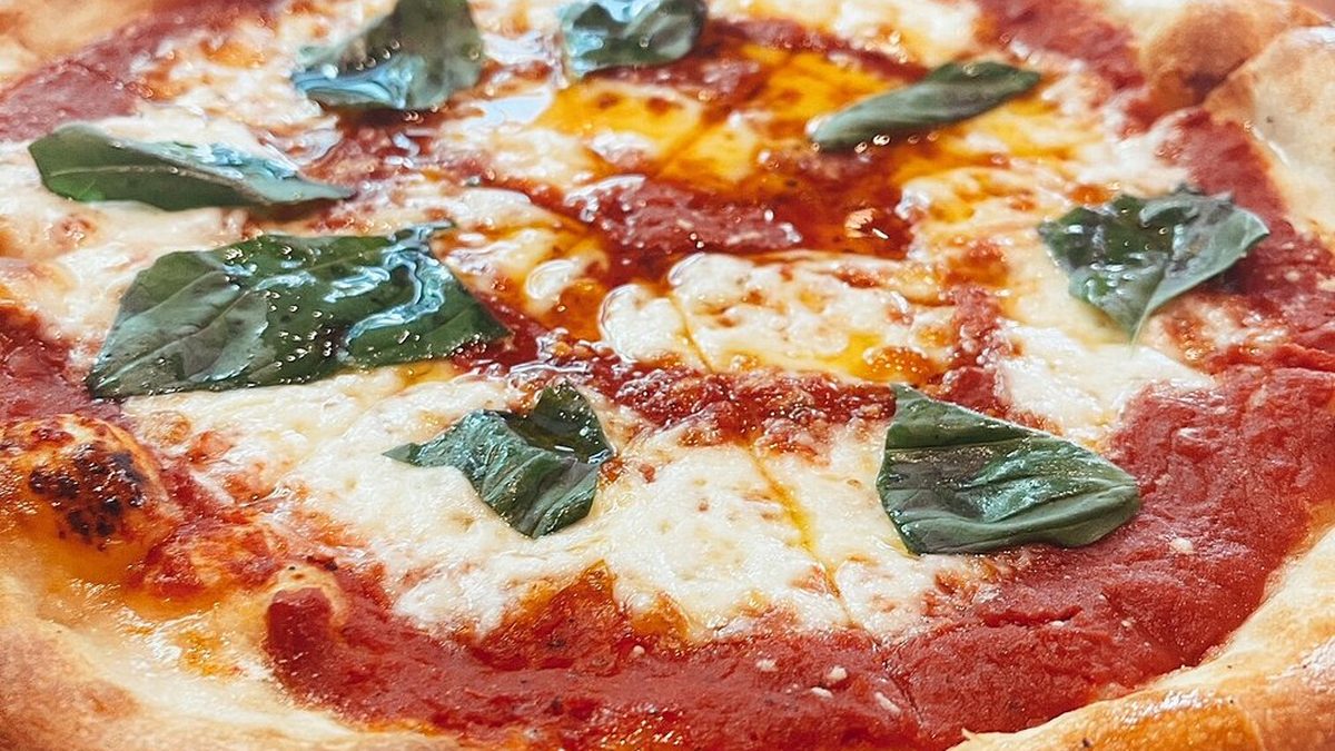 Best Pizza in Waikiki: Hand-Crafted Pies & Slices at Skybox Taphouse