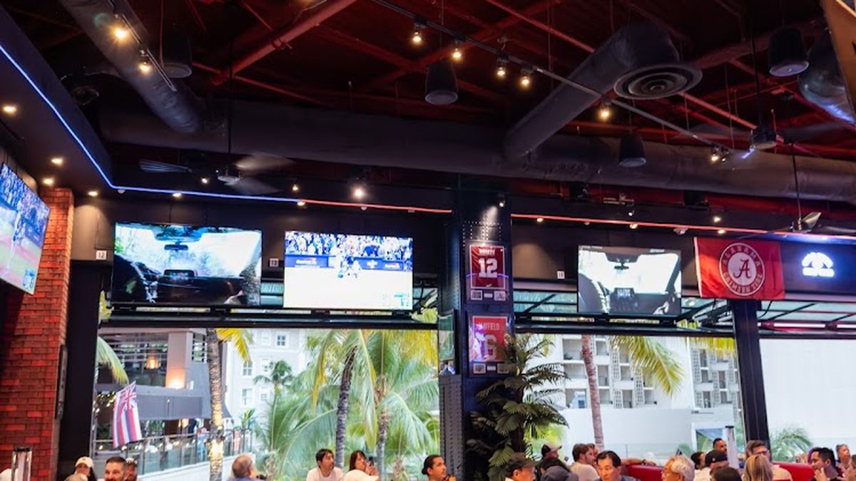Best Rooftop Bar in Waikiki: Open-Air Drinks & Dining at Skybox